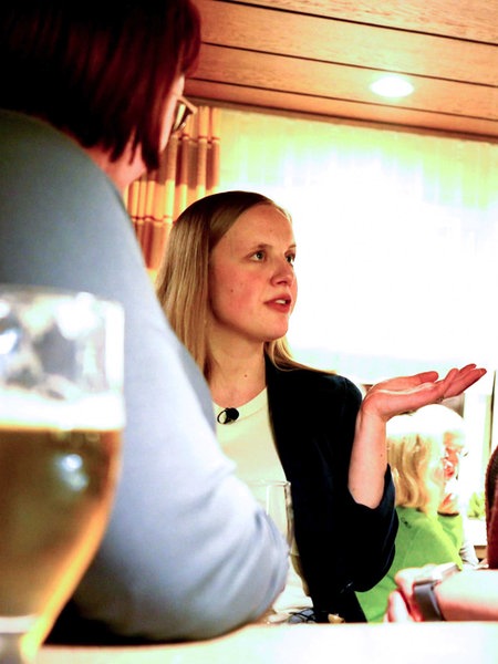 Pfarrerin Eva Meisel unterhält sich in einer Kneipen in Bönen mit zwei Frauen, auf dem Tresen steht ein Glas Bier