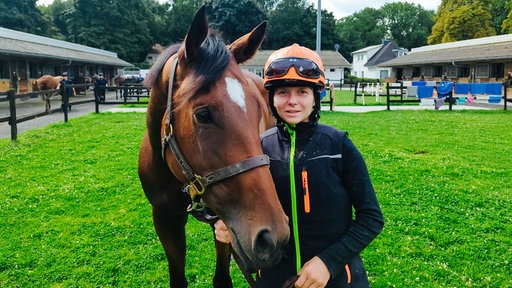 Sina Schmidt mit einem Pferd an der Jockeyschule in Köln