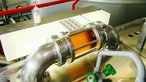 Ein Edelstahltank, durch eine verglaste Öffnung sieht man eine hellbraune Flüssigkeit