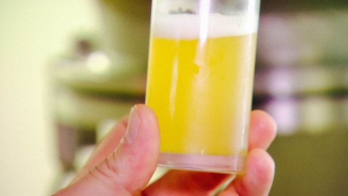 Ein Glas mit Bier, es ist leicht trüb