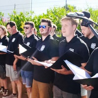 Die Kuckucksknaben singen bei ihrem Gartenkonzert in Winterberg.