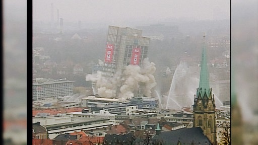 Der "Lange Oskar" in Hagen bricht bei der Sprengung zusammen.