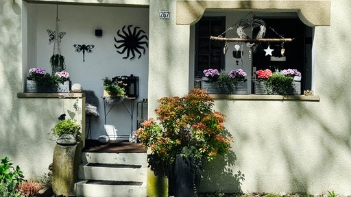 Ein mit Blumen geschmückter Hauseingang