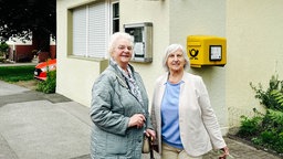 Renate Rode und Inge Blankenhaus stehen vor dem Bürgerbüro