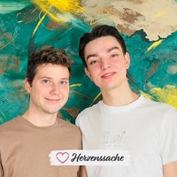 Marvin Knappmeier und Arno Groß stehen vor einem grünen Bild.