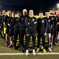 Maike Buchmüller und ihre Teamkameraden stehen in V-Formation auf dem Platz