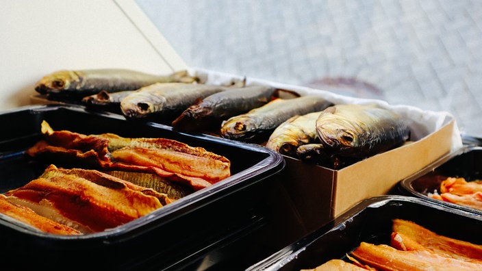 Geräucherter Fisch liegt auf einer Ablage