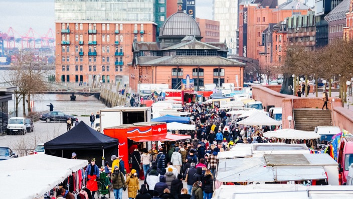 Menschen laufen über den Fischmarkt in Hamburg