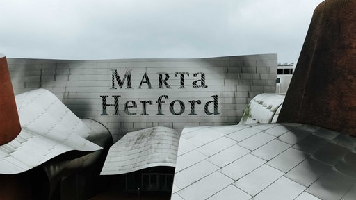Blick auf die Fassade des Marta-Herford-Museums samt der Inschrift "Marta Herford" auf grau-glänzendem Edelstahl
