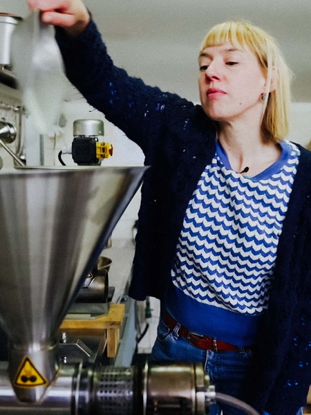Jördis Boemke füllt Samen in eine Mühle.