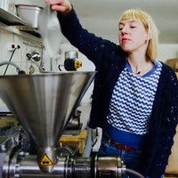 Jördis Boemke füllt Samen in eine Mühle.