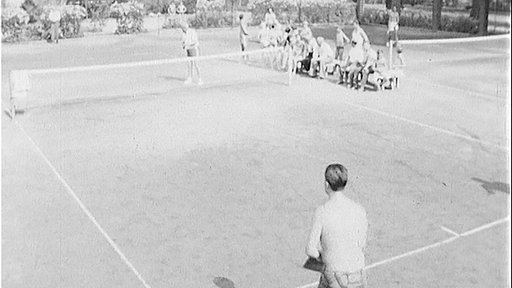 Schwarz-weiß-Bild aus den 50ern von einem Sportplatz, auf dem Menschen Speckbrett spielen