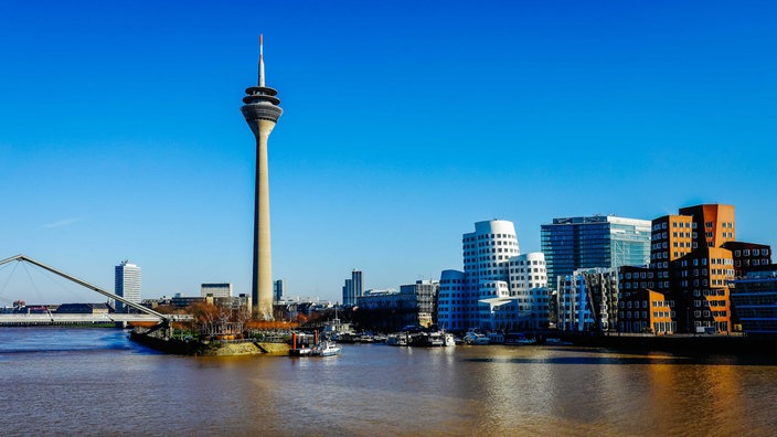 Blick über den Rhein auf den Düsseldorfer Funkturm und links auf die "Gehry-Bauten" am Medienhafen