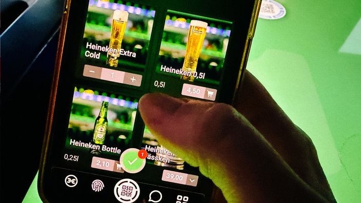 Auf einem Smartphone kann man über eine App verschiedene Getränke per Klick bestellen. 