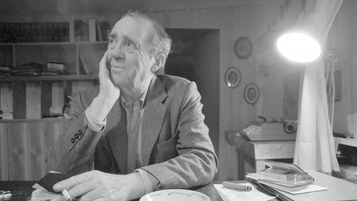Heinrich Böll im Portrait in seinem Arbeitszimmer.