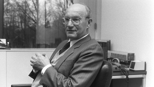 Heinz Nixdorf im Portrait in seinem Büro.