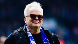Sänger Herbert Grönemeyer mit Sonnenbrille und Fußballschal