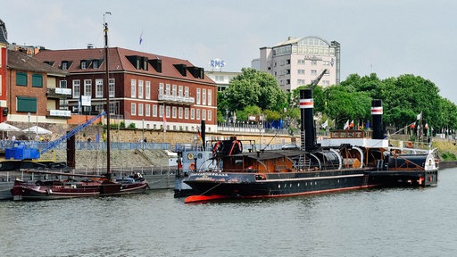 Das Museumsschiff "Oscar Huber", ein historischer Seitenraddampfer-Schlepper, liegt im Wasser.