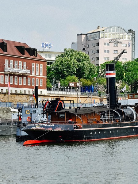 Das Museumsschiff "Oscar Huber", ein historischer Seitenraddampfer-Schlepper, liegt im Wasser.