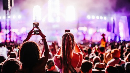 Menschen auf einem Festival.