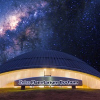 Die Kuppel des Bochumer Planetariums von außen vor dem Sternenhimmel
