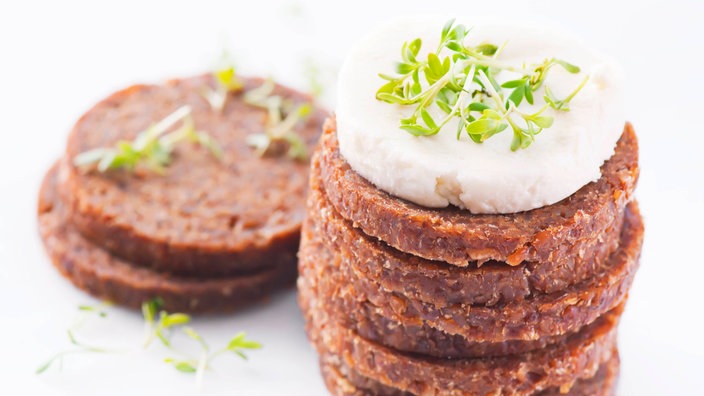 Geschnittener Pumpernickel garniert mit Frischkäse und Kresse
