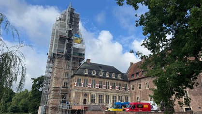 Der Turm des Raesfelder Schlosses ist für die Dachsanierung komplett eingerüstet