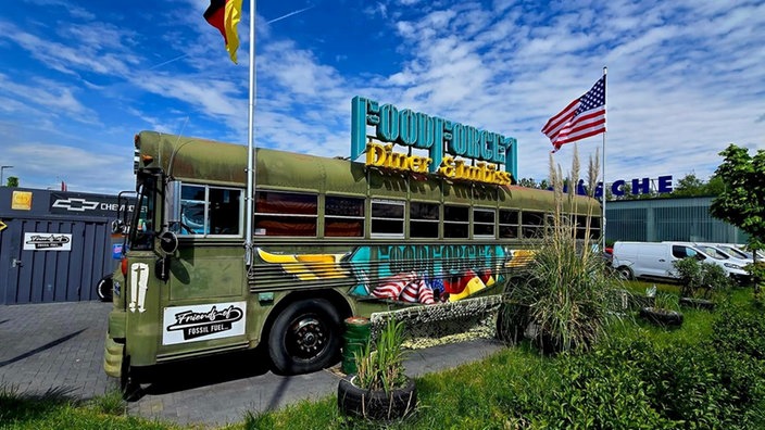 Ein alter Airforce-Bus, der zu einem Diner umfunktioniert wurde.