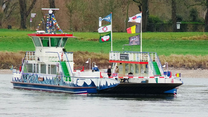 Eine Fähre auf einem Fluss