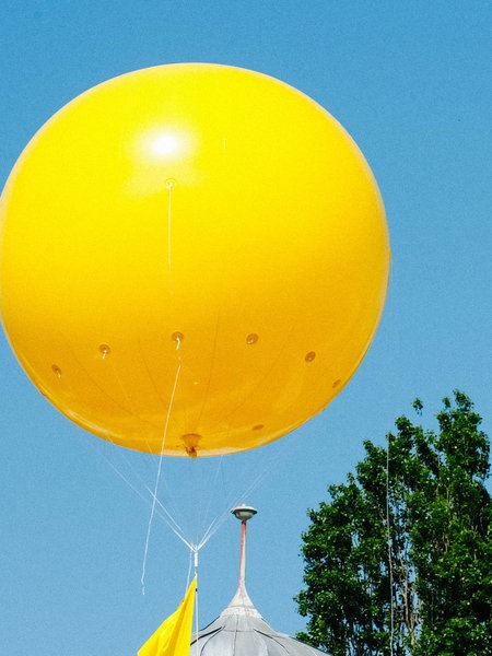 Ein großer gelber Luftballon, im Hintergrund ist der Förderturm einer Zeche zu sehen