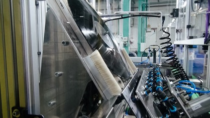 Eine EcoRecord-Schallplatte aus recyceltem PET liegt in einer Maschine.