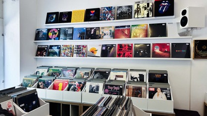 Im vorderen Bereich von Violet Records sind neue Vinylplatten zu sehen.