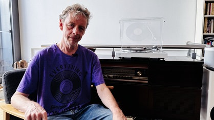 Julian von Heyl ist ein Musikliebhaber durch und durch. Er besitzt sogar eine eigene Vintage-Musiktruhe.