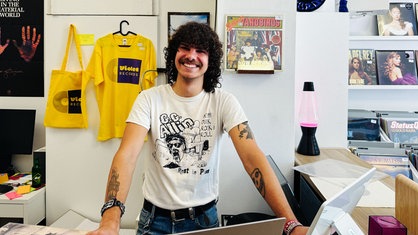 Johnny Klauß lächelt fröhlich während der Arbeit.
