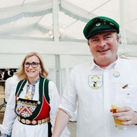 Ana und Sascha Radermacher in ihren Schützenfest-Trachten. Sascha hält ein Glas Bier in der linken Hand.