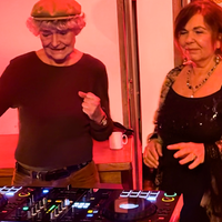 Drei Frauen stehen vor einem DJ-Pult.