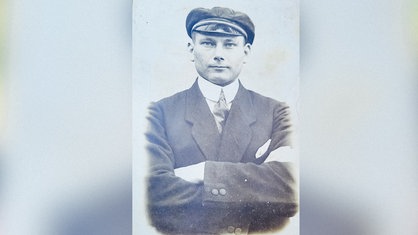 Das Schwarz-Weiß-Portrait eines Mannes
