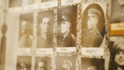 Eine Tafel mit vielen Schwarz-Weiß-Portraits von Soldaten