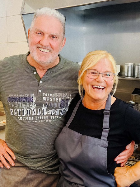 Jadranka und Hans-Peter Rottes lächeln glücklich in die Kamera.