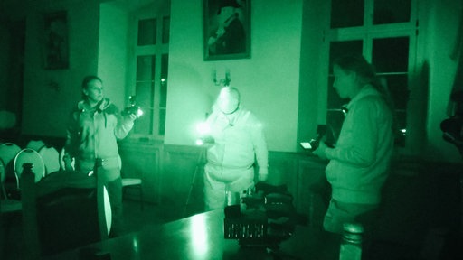 Drei Geisterjägerinnen auf Schloss Bladenhorst im grün wirkenden Nachtlicht