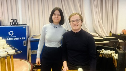 Marta Palmas und ihr Mentor Coen Dijkstra in einem Proberaum.