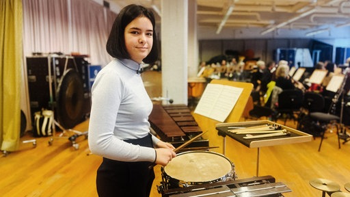 Marta Palmas bei einem Konzert. Sie steht hinter einer Trommel.