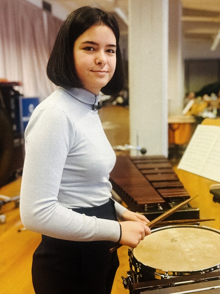 Marta Palmas bei einem Konzert. Sie steht hinter einer Trommel.