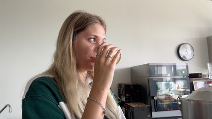 Stine Lühring trinkt ein Glas von dem Bier-Sud.