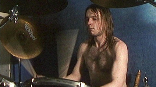 Archivaufnahme einer Probe von Kreator - ein Mann spielt oberkörperfrei Schlagzeug.