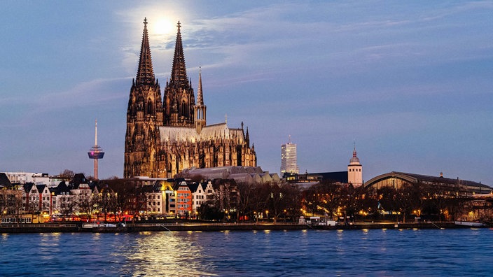 Der Kölner Dom im Mondlicht