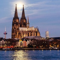 Der Kölner Dom im Mondlicht