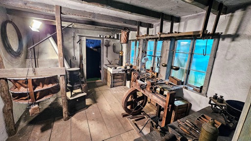 Das Filmset einer historischen Schmiede