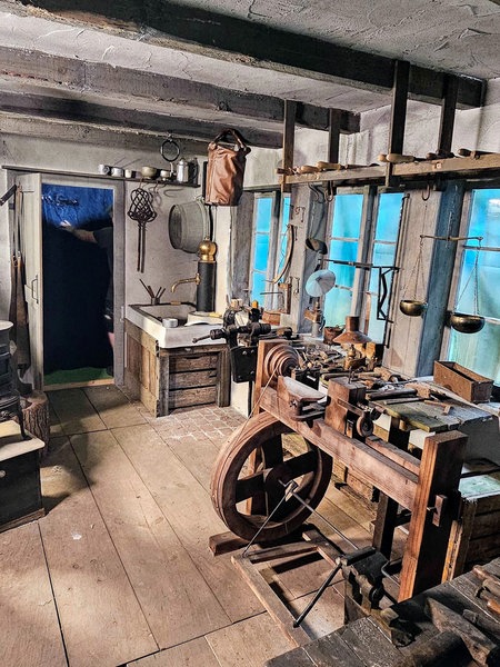 Das Filmset einer historischen Schmiede