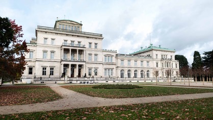Außenansicht der Villa Hügel in Essen im Herbst
